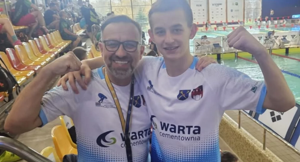 Na zdjęciu Mateusz Kaczmarek wraz z trenerem Pawłem Wolskim / fot. Meduza Pajęczno 