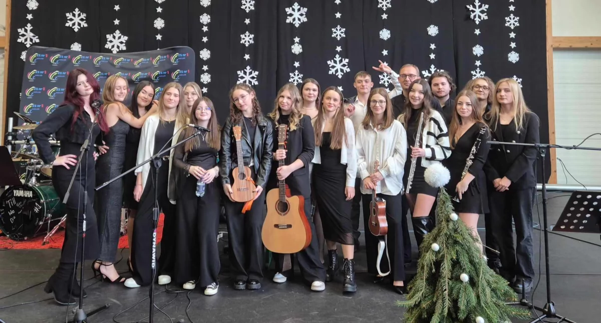 zdjęcie przedstawia zespół muzyczny z ZS 1 w Wieluniu / fot.: Karolina Trąpczyńska