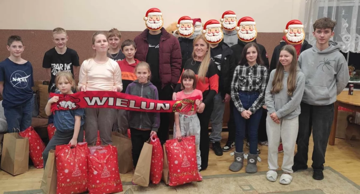 Na zdjęciu wychowankowie Domu Dziecka w Komornikach wraz z fanami łódzkiego Widzewa, którzy wcielili się w rolę Świętych Mikołajów/ archiwum prywatne. Katarzyna Marzec