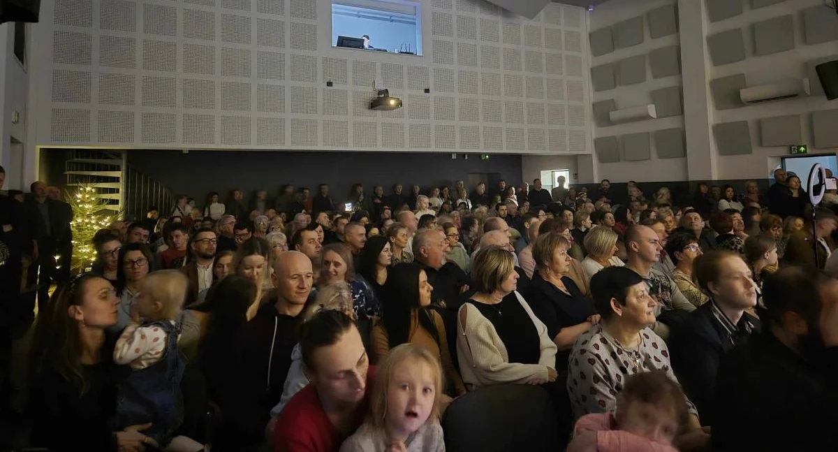 Na zdjęciu uczestnicy jasełek w odnowionej sali widowiskowej/fot.: Karolina Trąpczyńska
