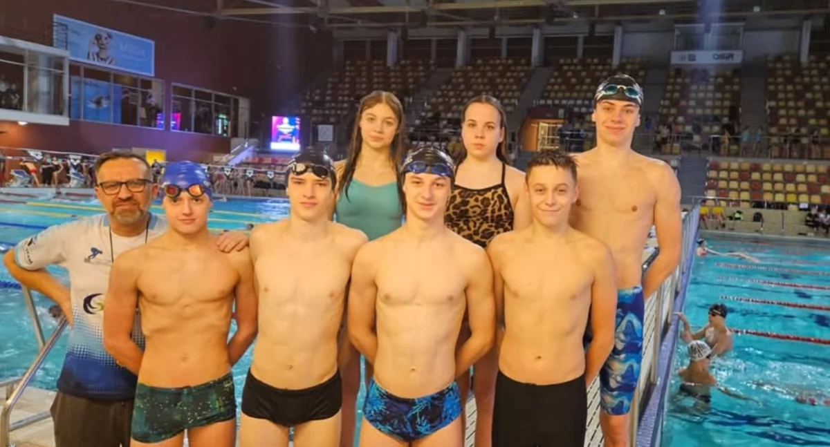 Na zdjęciu kadra Meduzy Pajęczno podczas Zimowych Mistrzostw Polski Juniorów 14 - letnich w Olsztynie wraz z trenerem Pawłem Wolskim/fot. Meduza Pajęczno 