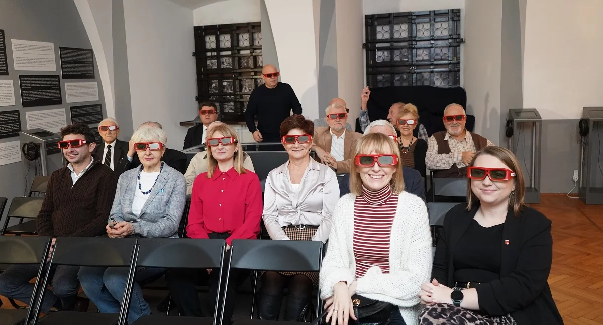 Zdjęcie z projekcji filmu ,,Fara wieluńska 1939. Utracone piękno