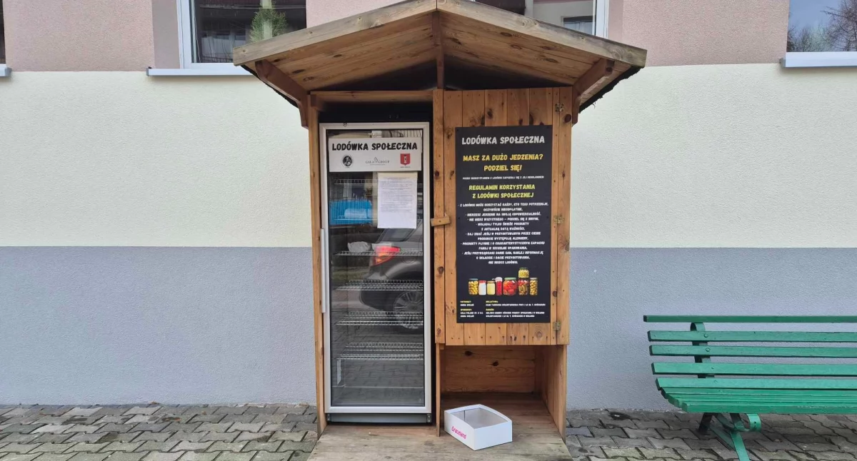 zdjęcie przedstawia lodówkę społeczną znajdującą się przy ul. Okólnej w Wieluniu / fot.: Karolina Trąpczyńska