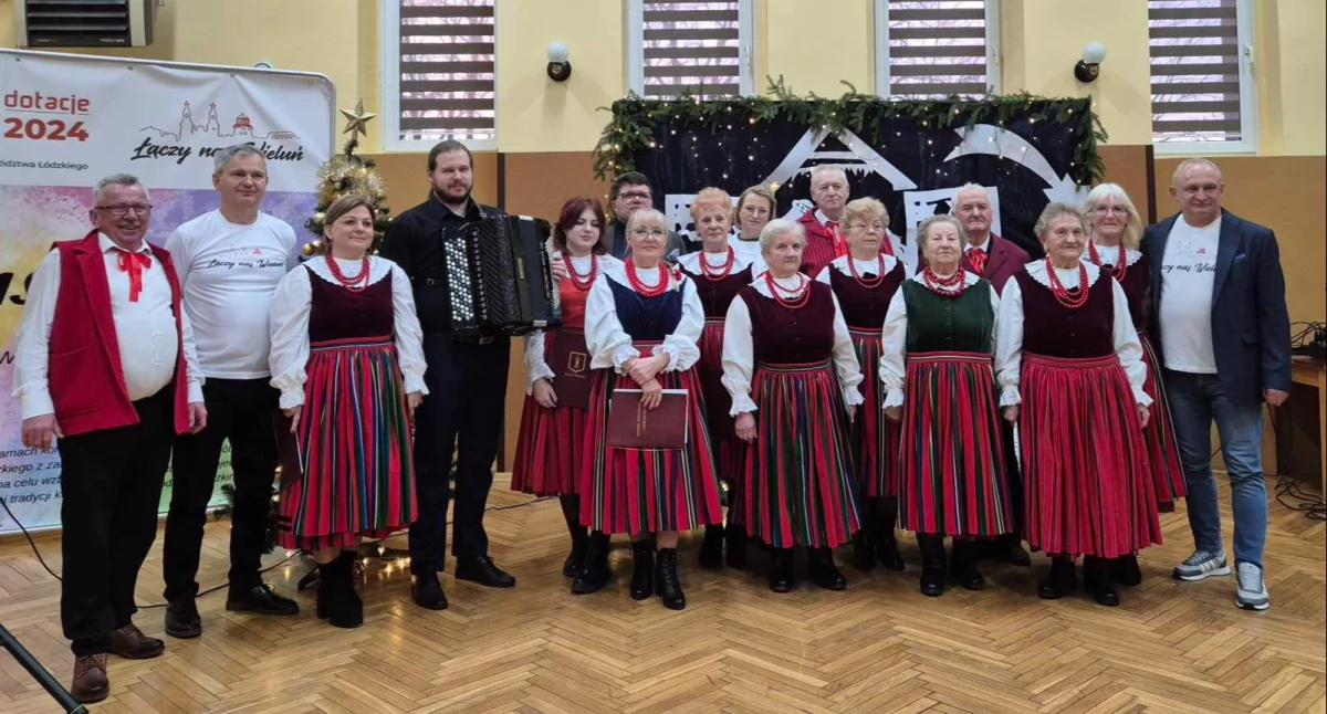 zdjęcie przedstawia zespół 