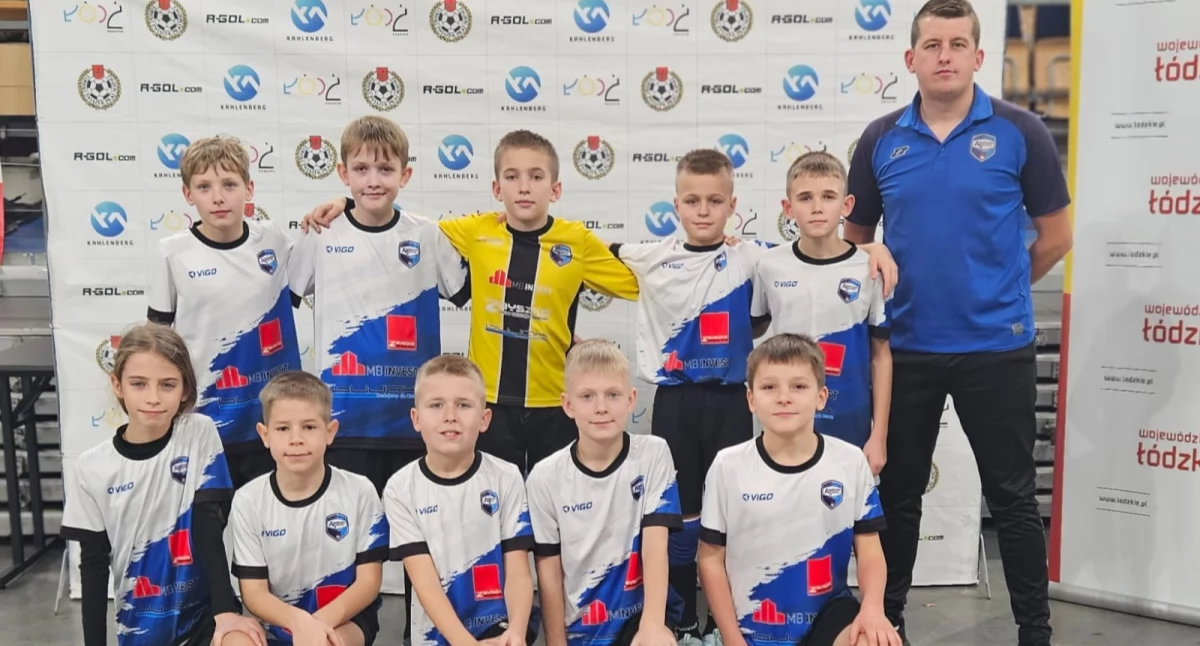 Na zdjęciu zawodnicy Akademii Sportu Pajęczno wraz z trenerem Robertem Krzypkowskim/fot. AS Pajęczno ( wszystkie )