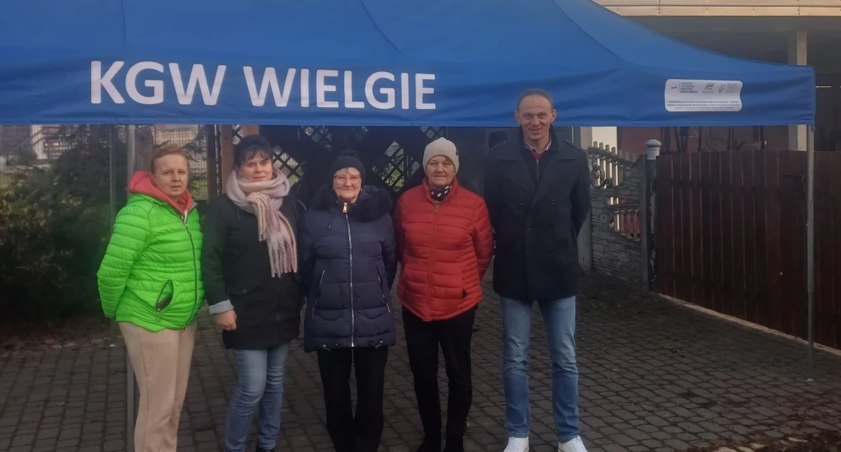 na zdjęciu przedstawiciele KGW Wielgie wraz z nowym namiotem / fot.: archiwum prywatne Piotra Pawlaka