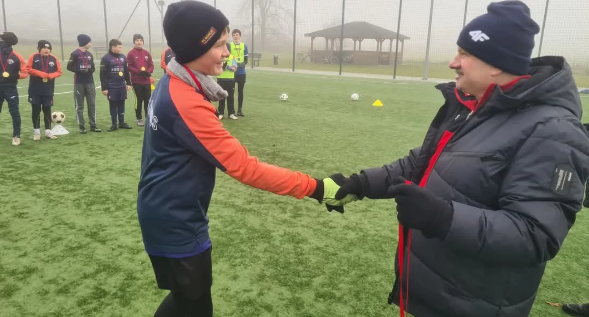 Piłkarze FC Bonus, mistrzowie jesieni w sieradzkiej Lidze Okręgowej C1 Trampkarz, grupy 7, nagrody i wyróżnienia za znakomitą formę w rundzie jesiennej odbierali z rąk między innymi prezesa Iskry Stolec - Wojciecha Klimczyka/fot. FC BONUS ( wszystkie )