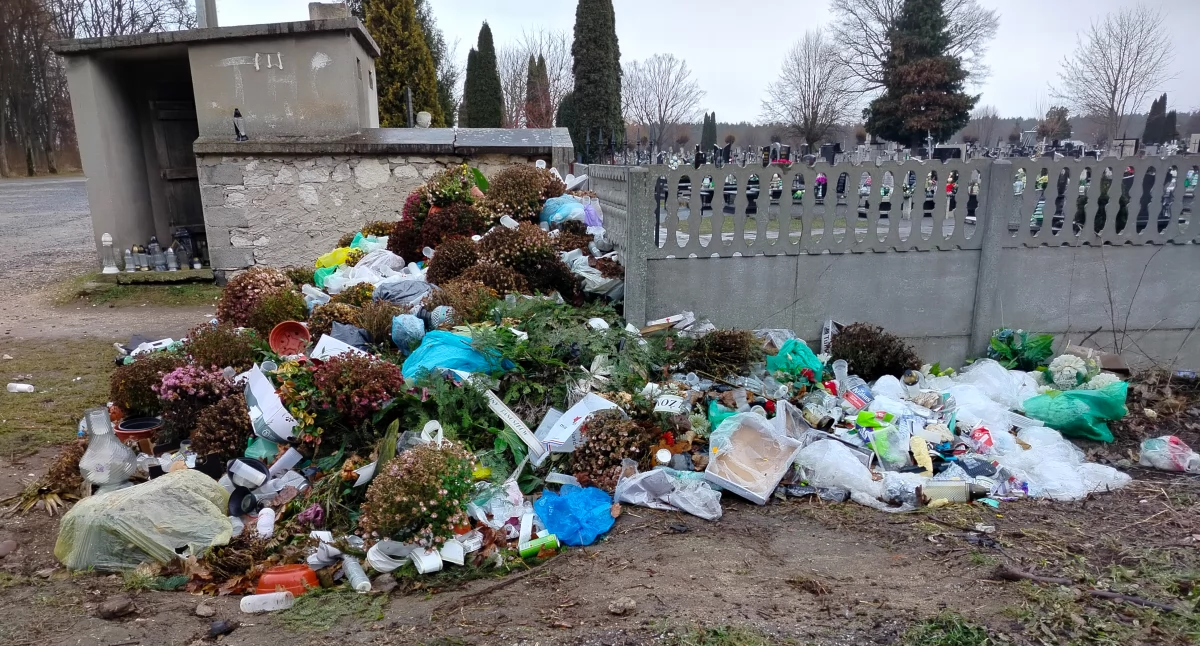 Na zdjęciach śmieci i kontenery na cmentarzu w Działoszynie /fot.: Joanna Major