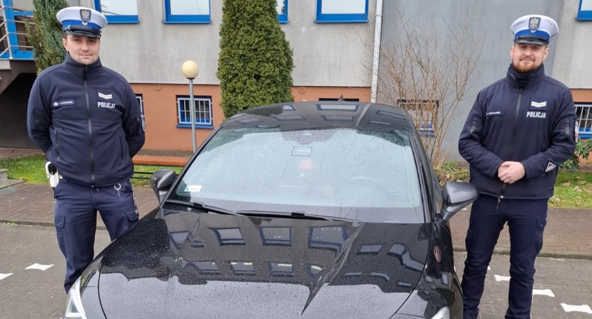 Na zdjęciu policjanci, którzy eskortowali rodzącą kobietę do szpitala / Fot. KPP Kępno