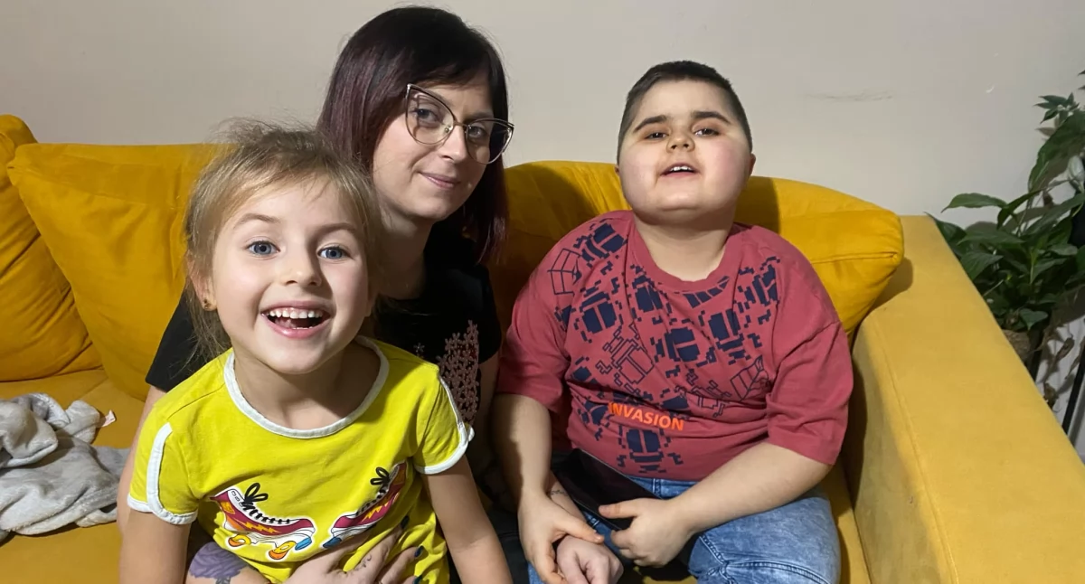Na zdjęciu Bartek Owczarek z mamą Angeliką i młodszą siostrą Igą/ fot.: Iwona Augustyniak