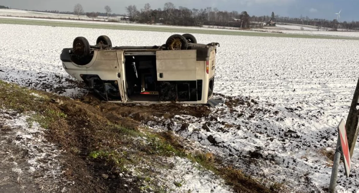 Na zdjęciu bus, który dachował / Fot. Facebook / OSP KSRG Wróblew