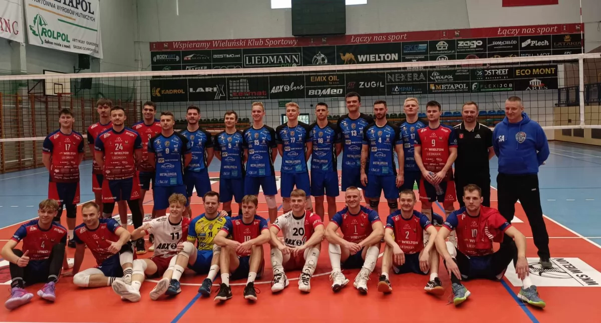 Na zdjęciu siatkarze gospodarzy, WKS - u Wieluń oraz drużyny KS  Volley Radomsko / fot. Leszek Pałyga 