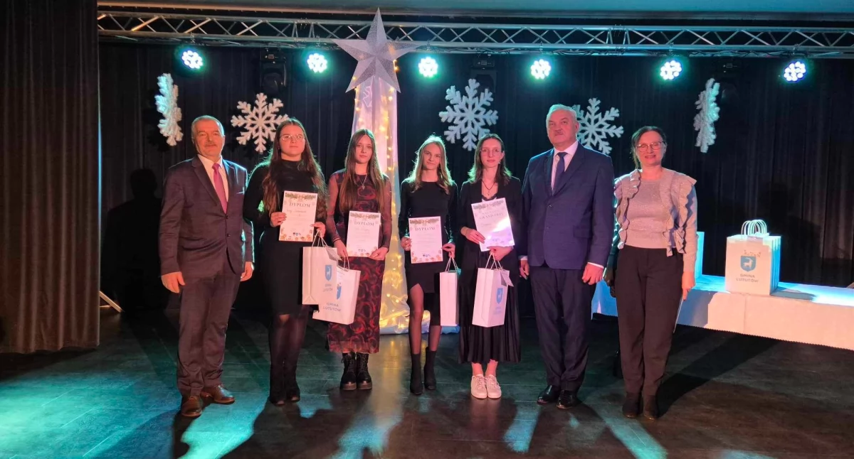 zdjęcie przedstawiające Stefana Pietrasa, starostę powiatu wieruszowskiego, Marka Pikułę, burmistrza Lututowa, Sylwię Świdurską, dyrektor MOK Lututów oraz laureatów konkursu / fot.: Karolina Trąpczyńska