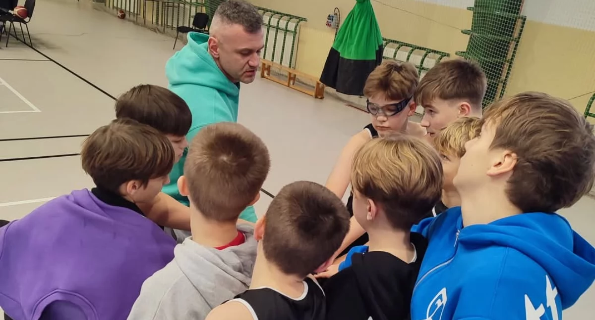 Na zdjęciu koszykarze WKS-u Metapol Wieluń wraz trenerem Mateuszem Łebkiem / fot. Radosław Urbaniak ( wszystkie )