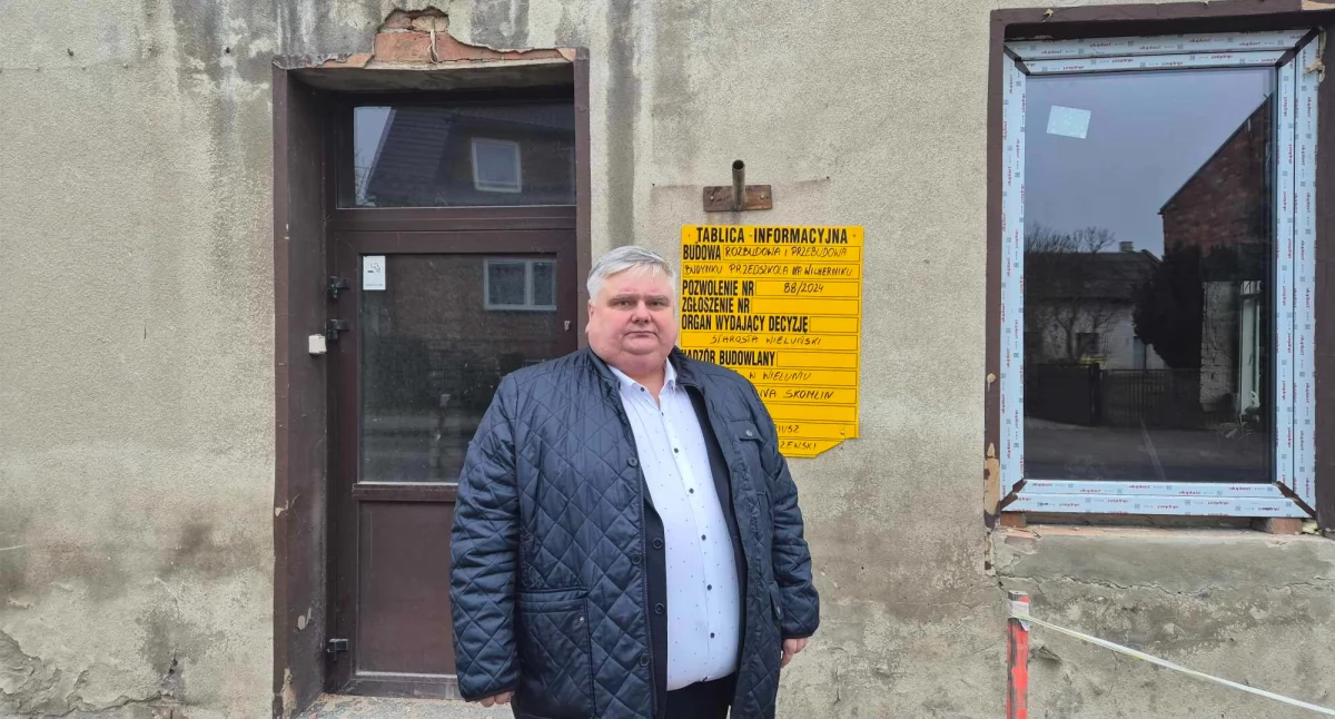 Na zdjęciu Grzegorz Maras, wójt gminy Skomlin oraz budynek dawnego przedszkola w Wicherniku / fot.: Karolina Trąpczyńska