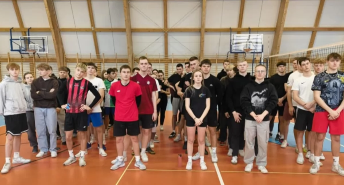 Na zdjęciu uczestnicy Turnieju Piłki Siatkowej o Puchar Dyrektora Zespołu Szkół nr 1 w Wieluniu/ fot. Szkolny Klub Sportowy Aktywni ZS1 ( wszystkie )