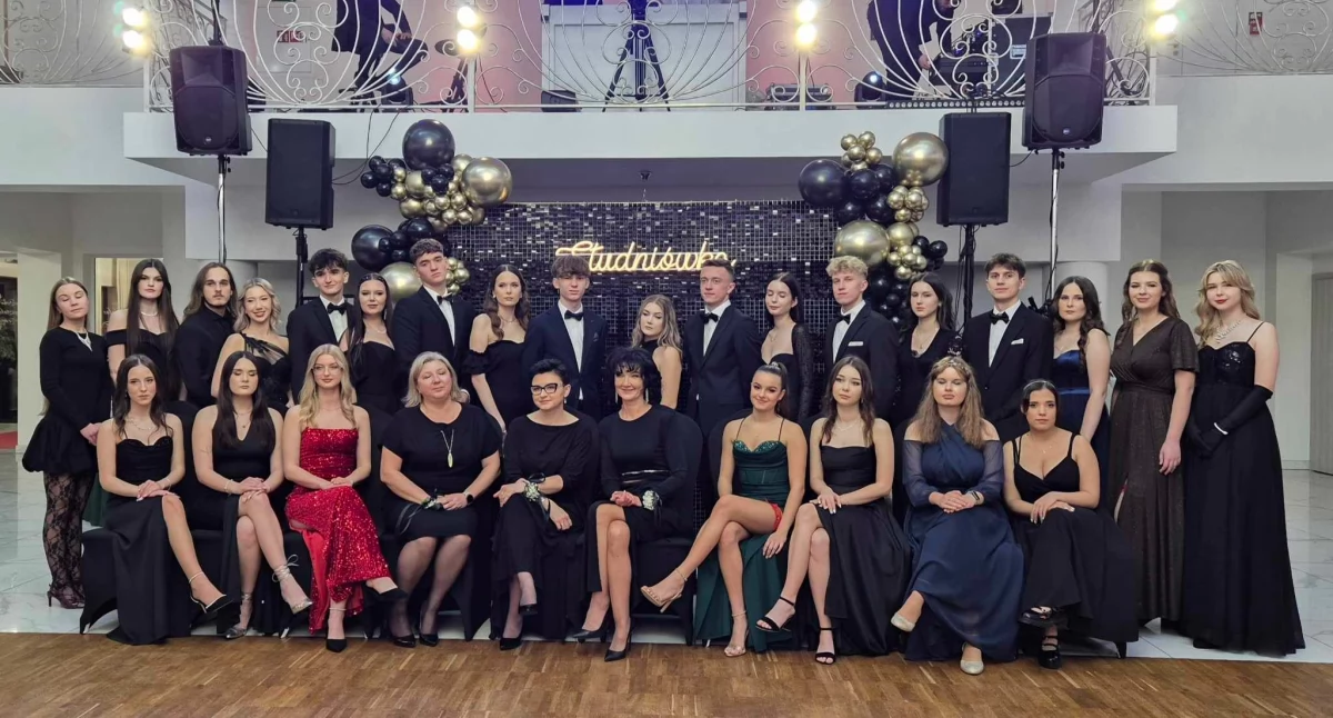 zdjęcie przedstawiające tegorocznych maturzystów z II LO w Wieluniu podczas balu maturalnego / fot.: Karolina Trąpczyńska