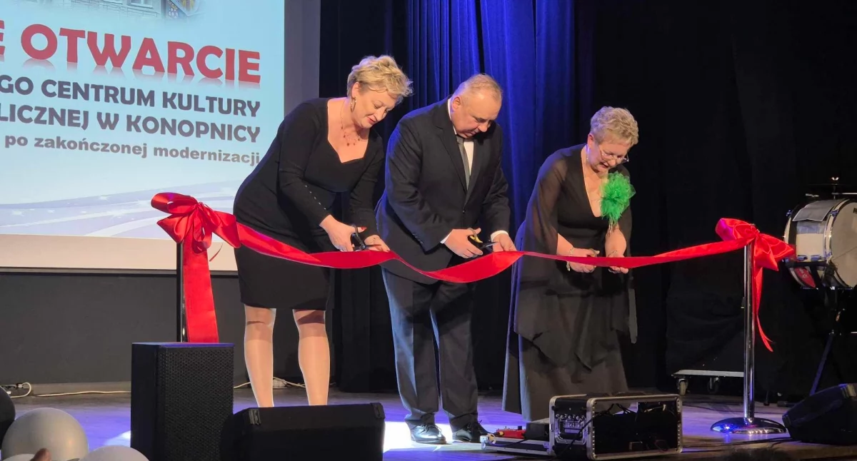 zdjęcie przedstawia Agnieszkę Zielińską, przewodniczącą rady gminy Konopnica, Jacka Kurowskiego, wójta gminy Konopnica oraz Annę Krześniak, dyrektorkę GCKIBP w Konopnicy podczas przecięcia wstęgi / fot.: Karolina Trąpczyńska