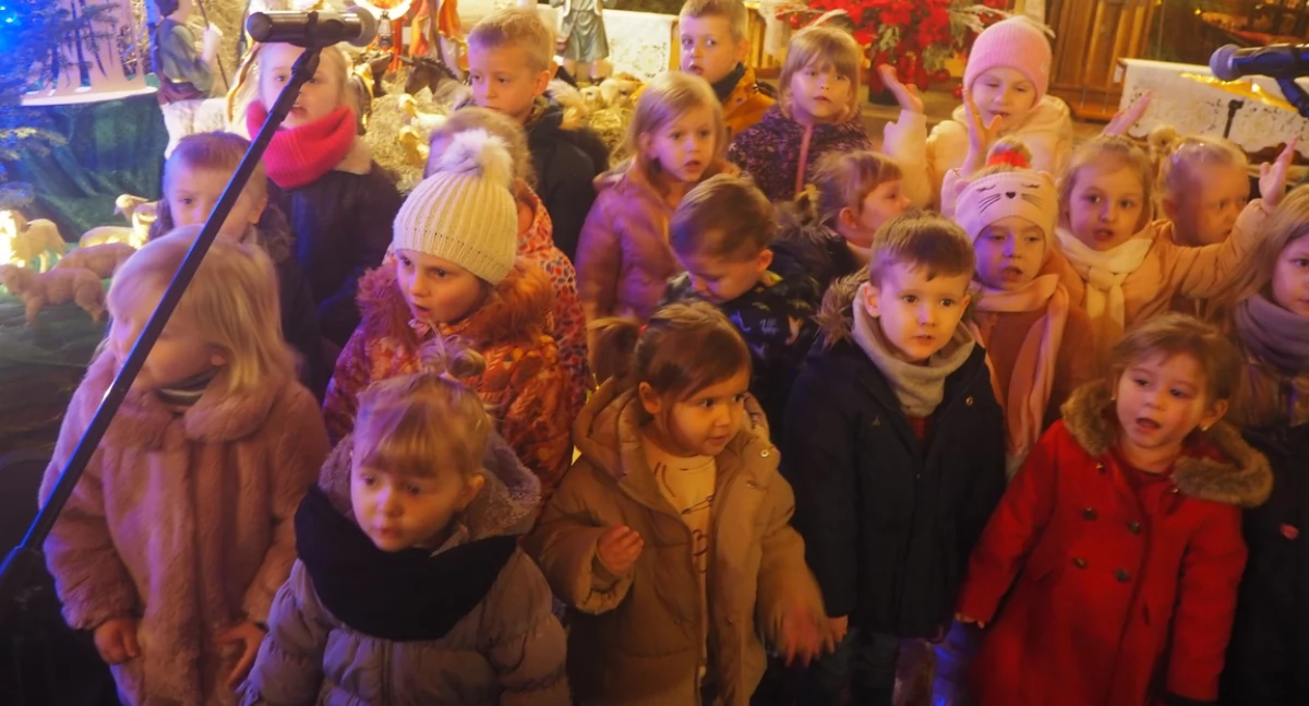 Na zdjęciu najmłodsi artyści X Koncertu Kolęd i Pastorałek w Białej/ fot.: GOKiS w Białej