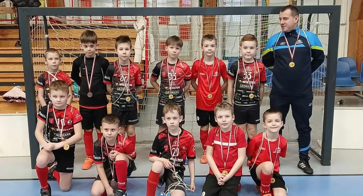 Na zdjęciu gracze WKS-u Wieluń wraz z trenerem Bartoszem Szymickim / fot. WKS Wieluń Sekcje Młodzieżowe 