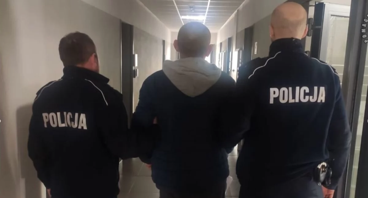 Na zdjęciu moment zatrzymania 43-letniego złodzieja / Fot. KPP Częstochowa