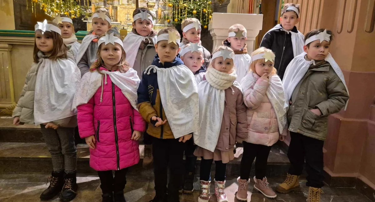 zdjęcie przedstawiające dzieci z przedszkola nr 1 w Wieluniu po zakończonym koncercie z okazji Dnia Babci i Dziadka / fot.: Karolina Trąpczyńska