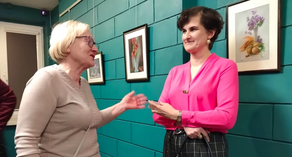 Na zdjęciu artystka Lidia Markiewicz - Kołodziej opowiada o swojej twórczości gościom galerii 