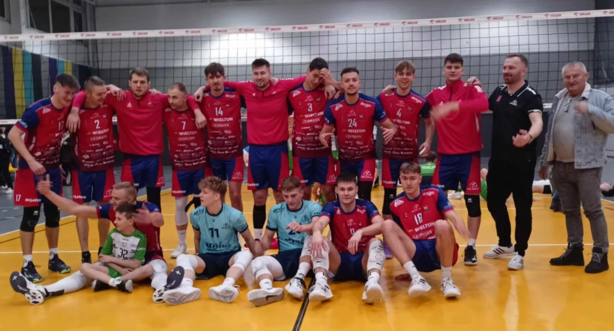 Na zdjęciu zwycięski WKS Wieluń, po meczu w Częstochowie, z miejscowym Eco-Team AZS Stoelzle/ fot. Leszek Pałyga 