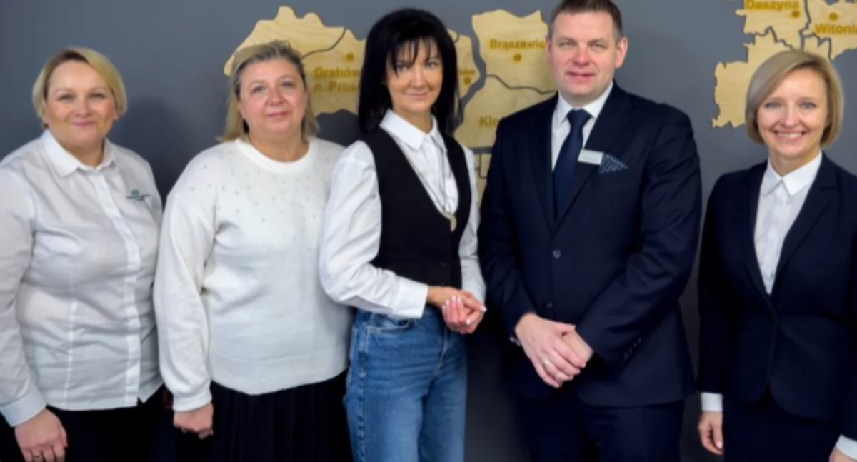 fragment plakatu informacyjnego, na zdjęciu m.in. Renata Tatara, dyrektor II LO w Wieluniu oraz Tomasz Klimecki, prezes RBS w Lututowie / fot.: archiwum RBS w Lututowie