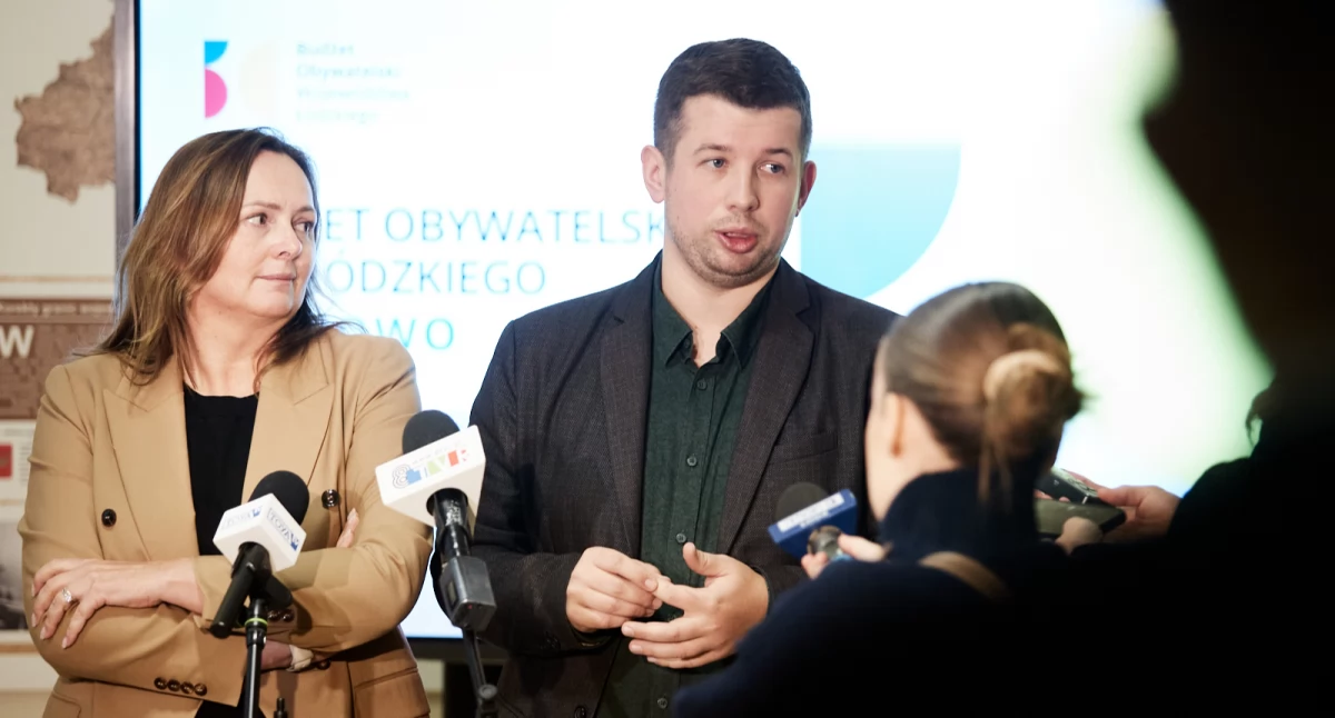 Marszałek woj. łódzkiego Joanna Skrzydlewska i Damian Raczkowski z UMWŁ podczas prezentacji nowych założeń Budżetu Obywatelskiego dla Łódzkiego (fot. UMWŁ)
