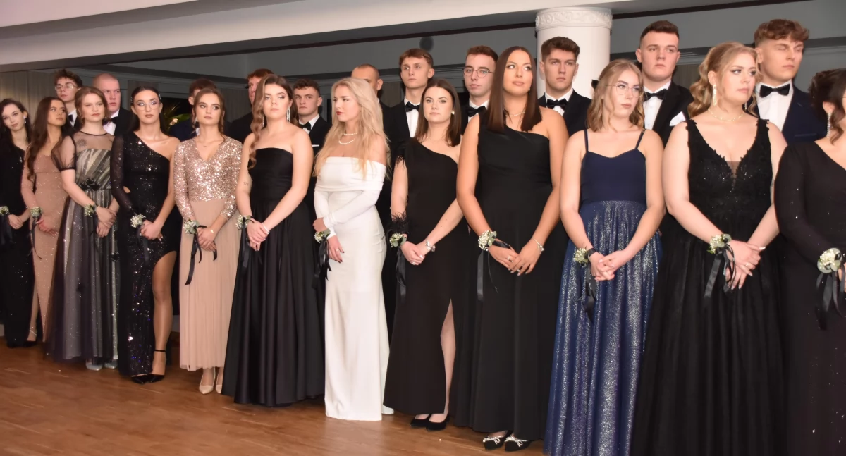 Na zdjęciu abiturienci ZS nr 1 w Wieluniu na balu studniówkowym/ fot.: Joanna Major