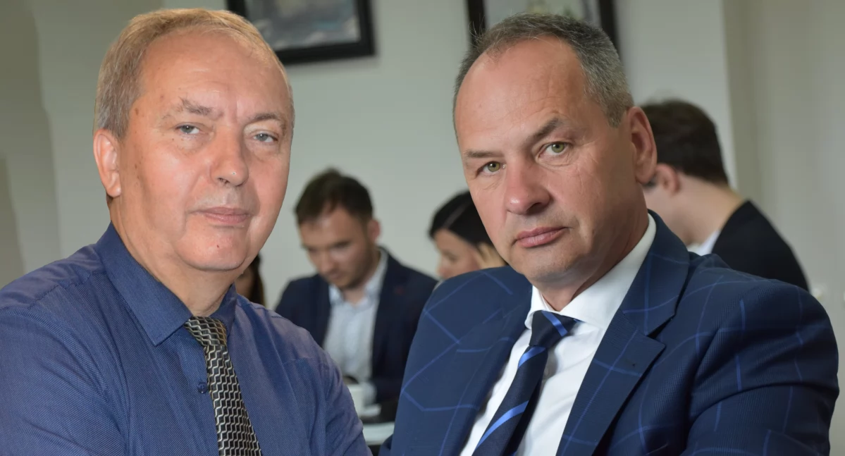 Na zdjęciu starosta pajęczański Paweł Sikora (po lewej) i jeden z liderów opozycji w Radzie Powiatu Pajęczańskiego Jacek Lewera (po prawej) / fot.: Sławomir Rajch