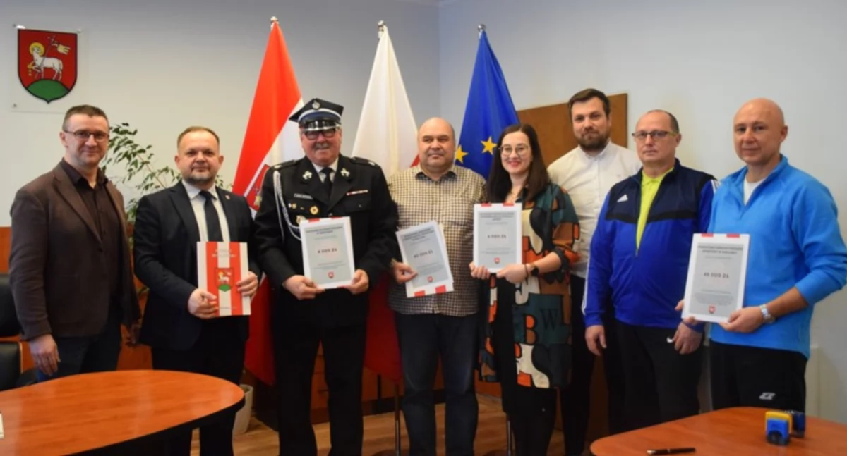 95 tys. zł rozdysponowano na cztery zadania publiczne wynikające z powiatowego programu współpracy z organizacjami pozarządowymi w 2025 roku. 20 stycznia w Starostwie Powiatowym w Wieluniu podpisano umowy z beneficjentami środków (fot. arch. starostwa)