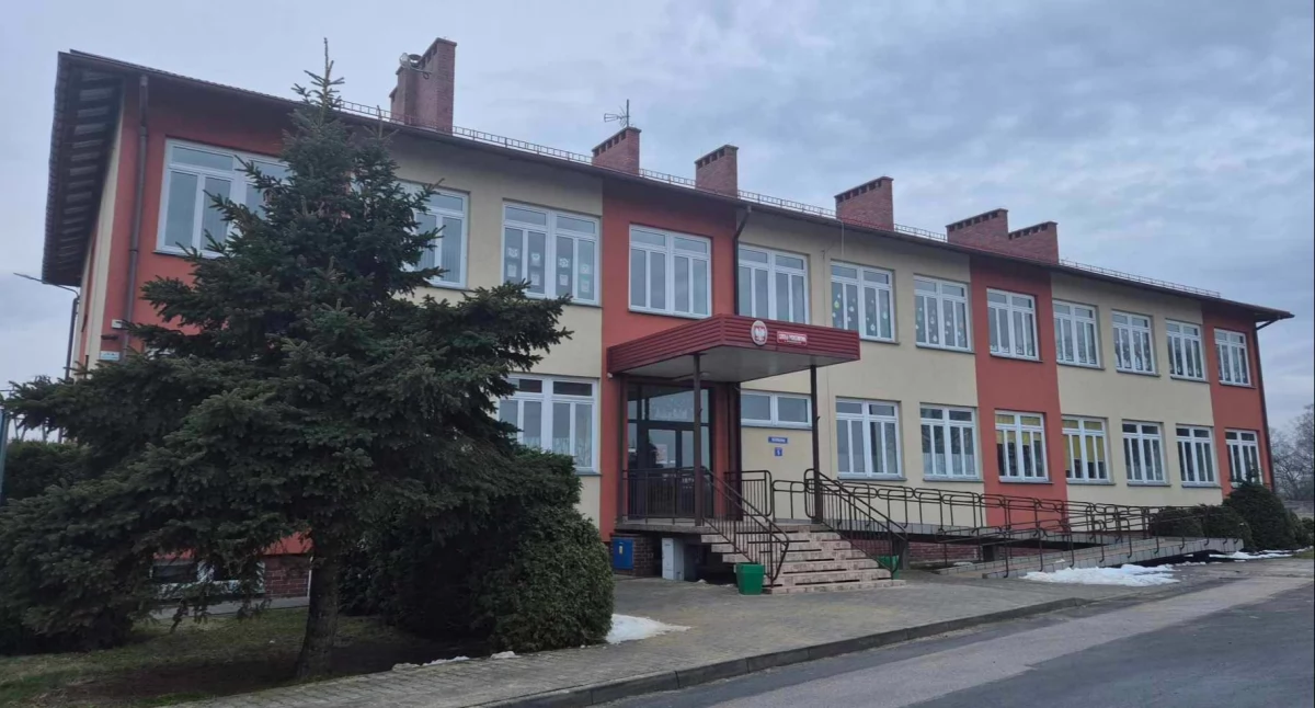 zdjęcie przedstawia budynek szkoły w Kraszkowicach / fot.: Karolina Trąpczyńska