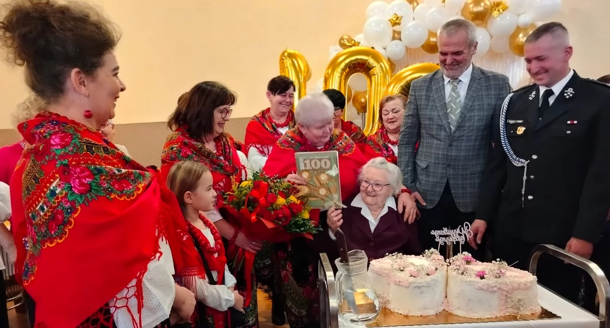 Na zdjęciu Marianna Paluszczak jako gość honorowy na przyjęciu urodzinowym w KGW Bieniec/ fot.: Joanna Major