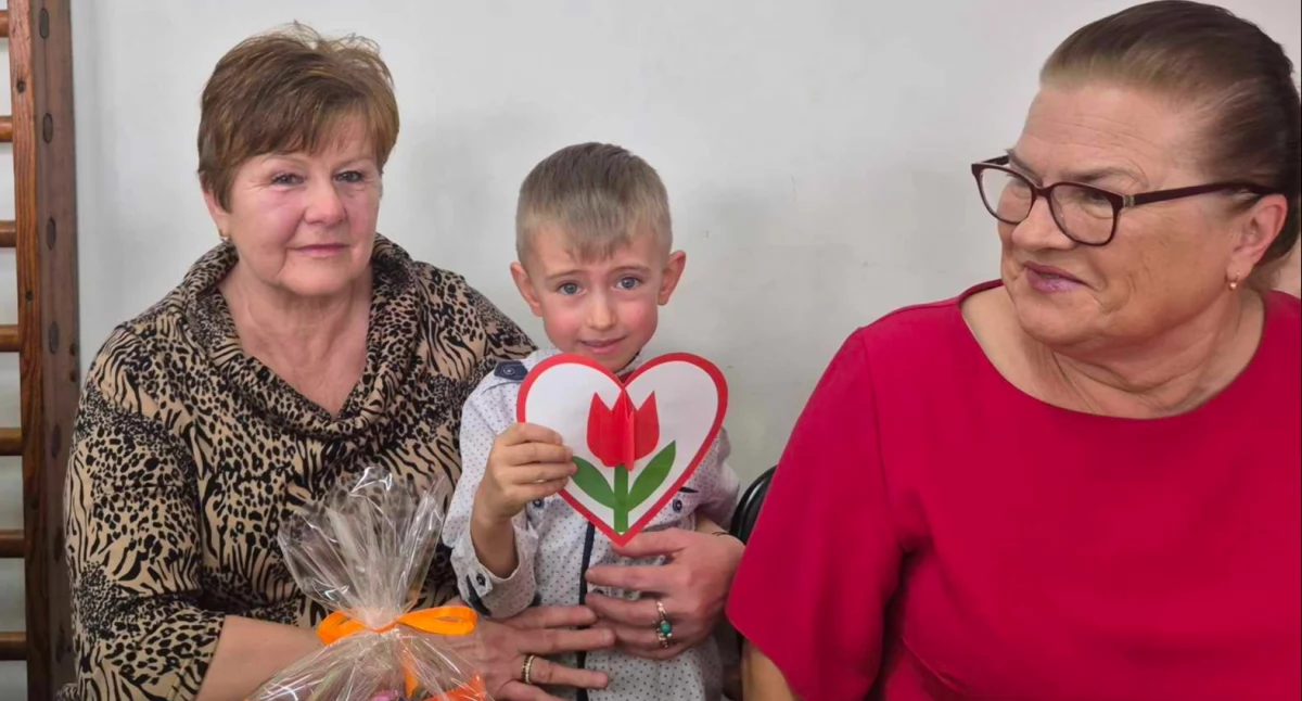 zdjęcie przedstawiające babcię wraz z wnukiem podczas przedstawienia z okazji Dnia Babci i Dziadka w SP Sieniec / fot.: Karolina Trąpczyńska