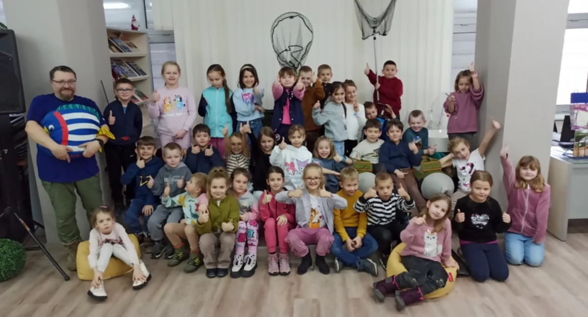 zdjęcie przedstawiające Tomasza Zawilińskiego oraz dzieci biorące udział w spotkaniu / fot.: archiwum MiGBP w Wieluniu