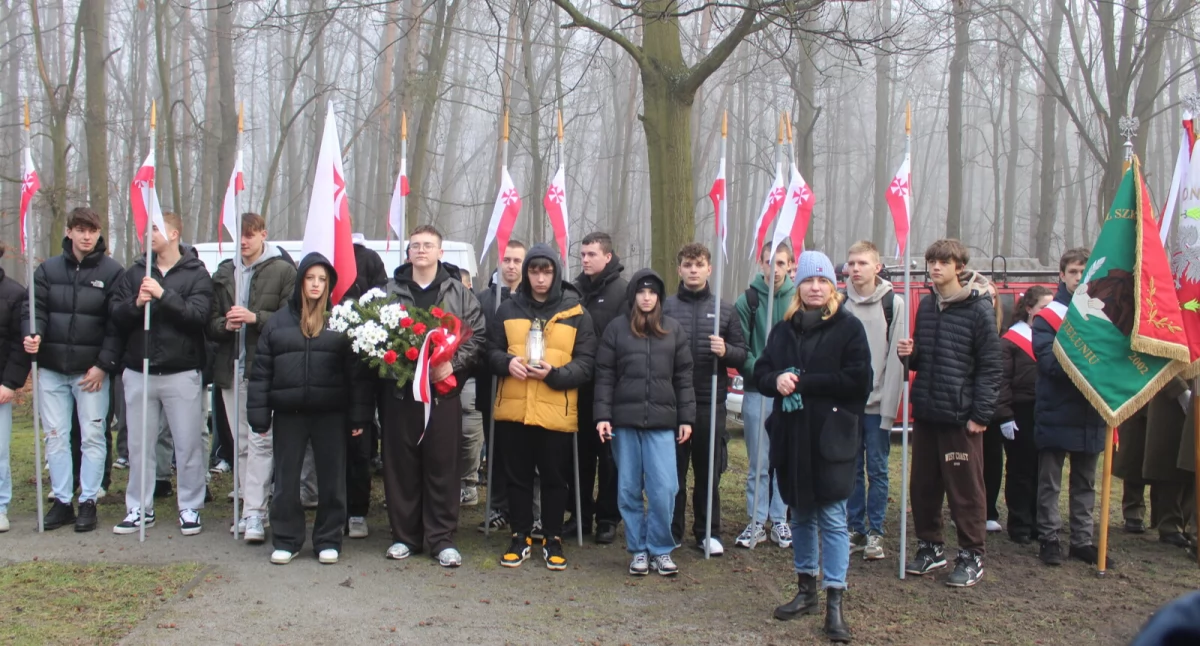 zdjęcie przedstawiające młodzież szkolną podczas 162. rocznicy Powstania Styczniowego / fot.: archiwum powiatu wieluńskiego