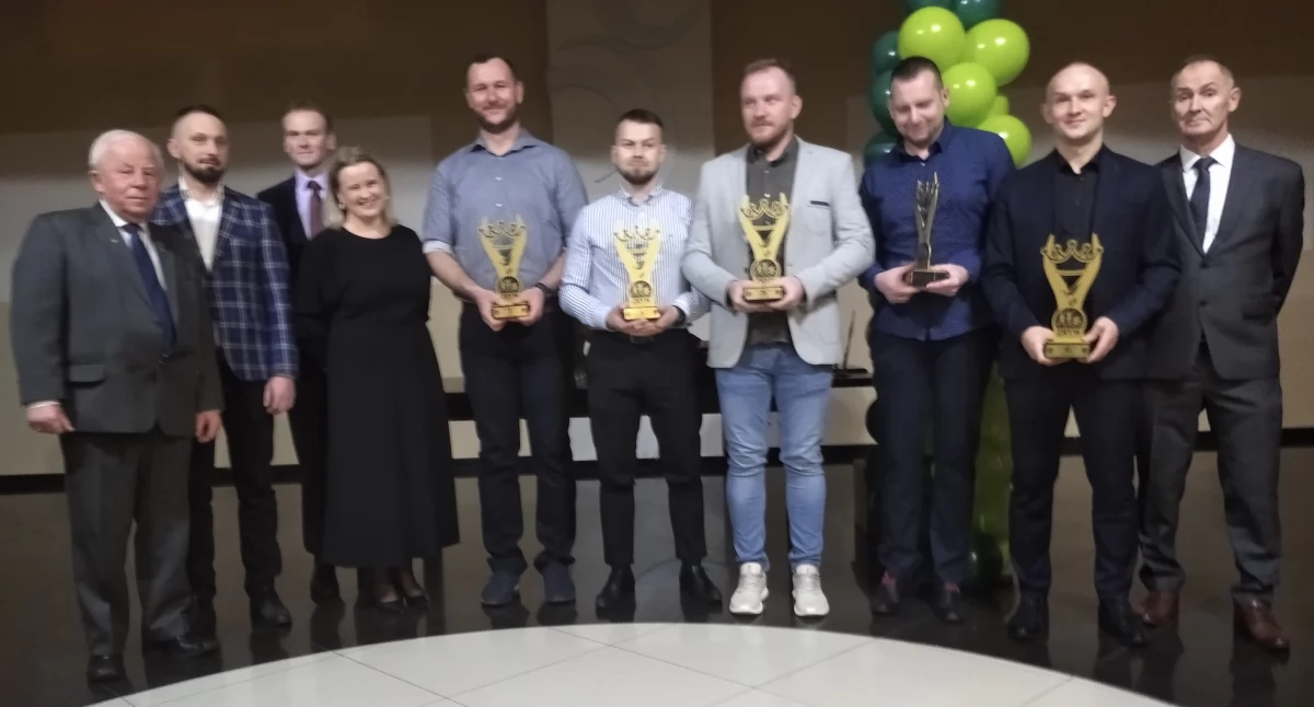 Na zdjęciu  niektórzy laureaci i organizatorzy III Gali Sportu ZRYW Parzymiechy/fot.: KrB