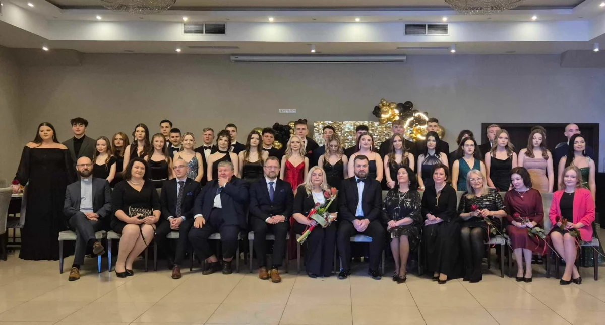 zdjęcie przedstawiające maturzystów wraz z kadrą nauczycielską i wicestarostą wieluńskim podczas studniówki w Malinowym Dworze / fot.: Karolina Trąpczyńska