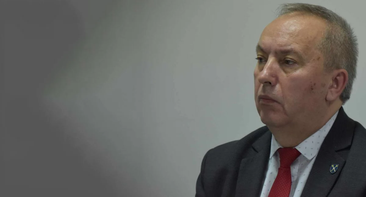 Na zdjęciu Paweł Sikora, starosta powiatu pajęczańskiego. Na pozostałych fotografiach cały skład rady podczas tajnego głosowania wniosku o odwołanie starosty / fot.: Joanna Major