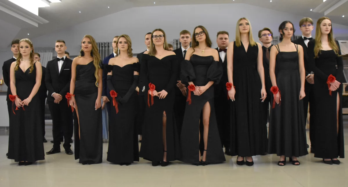 Na zdjęciu maturzyści Zespołu Szkół im. Marii Skłodowskiej - Curie w Działoszynie rozpoczynają bal maturalny/fot.: Joanna Major
