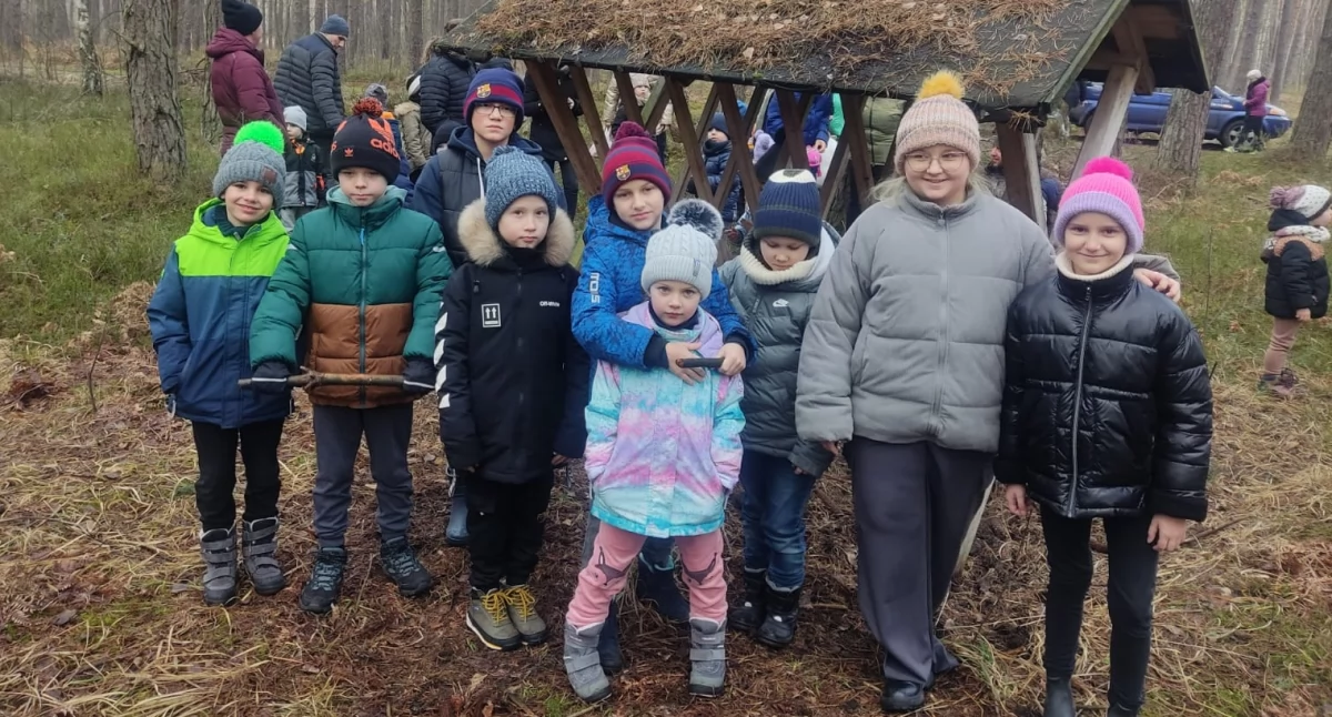 Na zdjęciu uczniowie SP w Skrzynnie podczas spotkania z Kołem Łowieckim ,,Odyniec/ fot.: SP w Skrzynnie
