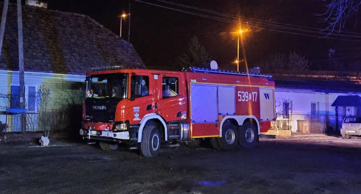 zdjęcie przedstawiające wóz strażacki na miejscu zdarzenia / fot.: archiwum OSP Sieradz