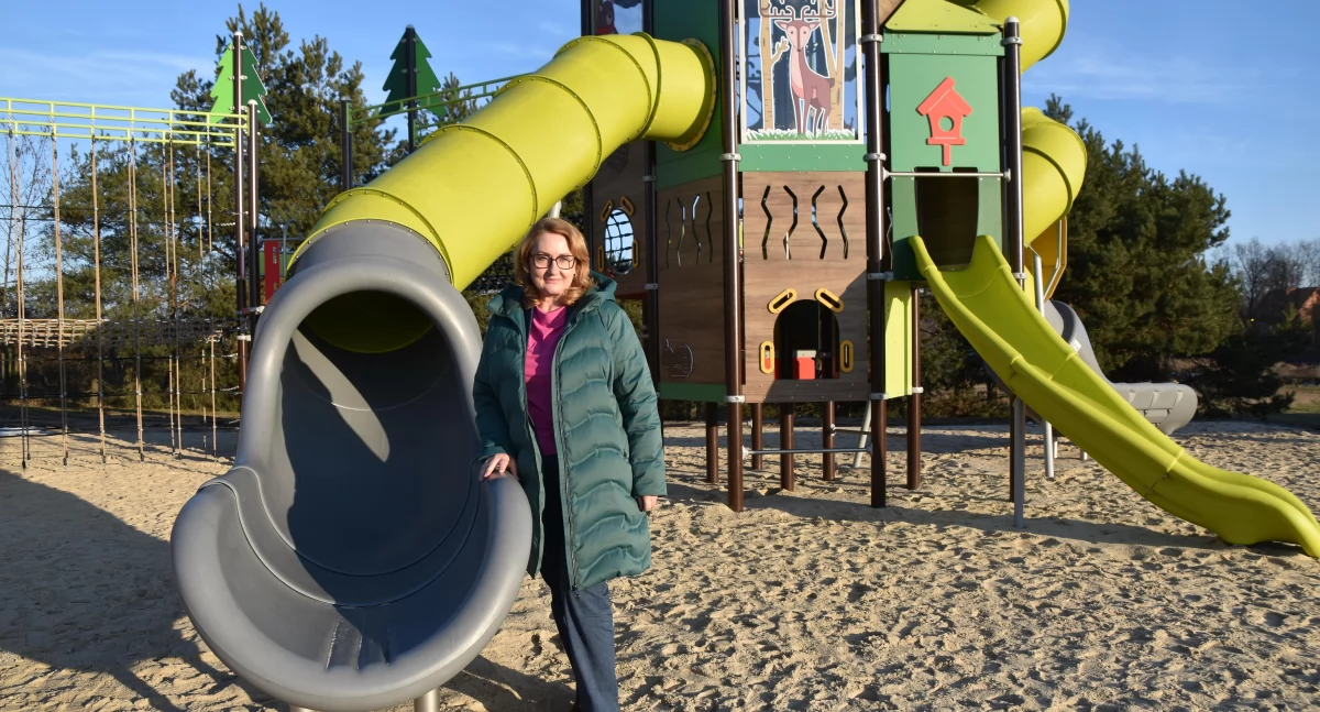 Na zdjęciu zastępca wójta gminy Sulmierzyce Anna Szydłowska prezentuje nowy plac zabaw/fot.: Joanna Major
