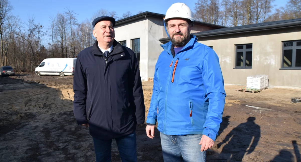 Na zdjęciu wójt gminy Czarnożyły i kierownik budowy domu seniora w Wydrzynie osobiście doglądają postępów prac/fot.: Joanna Major