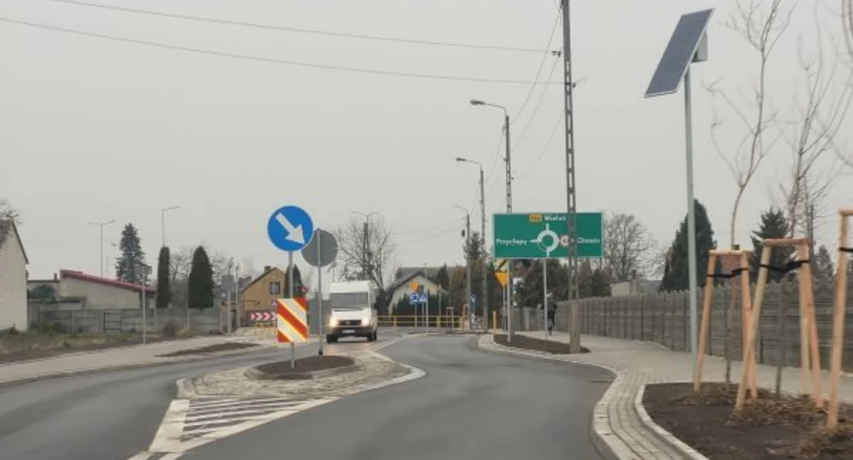 Na drodze wojewódzkiej 486 zastosowano specjalnego typu „cichą” nawierzchnię. Jezdnia w rejonie ronda w Wierzchlesie wymaga już jednak naprawy gwarancyjnej (fot. arch. ZDW w Łodzi)   