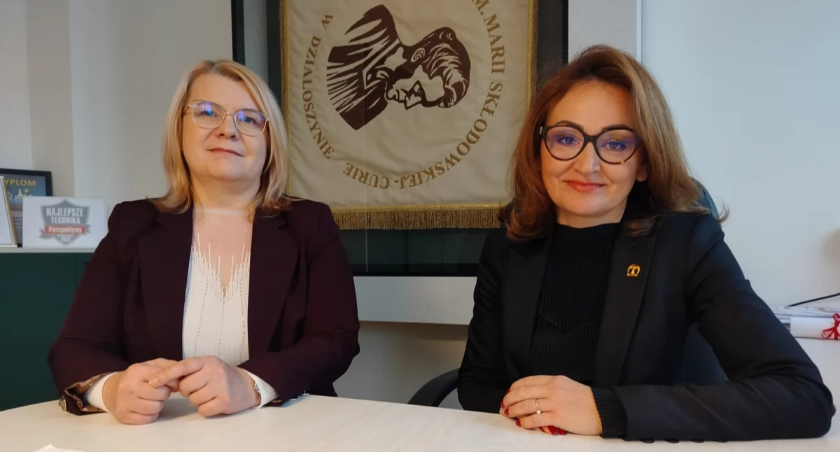 Na zdjęciu od lewej wicedyrektor Zespołu Szkół im. Marii Skłodowskiej - Curie w Działoszynie Małgorzata Wolna oraz dyrektor Aneta Brzezińska - Leszczyk/ fot.: Joanna Major