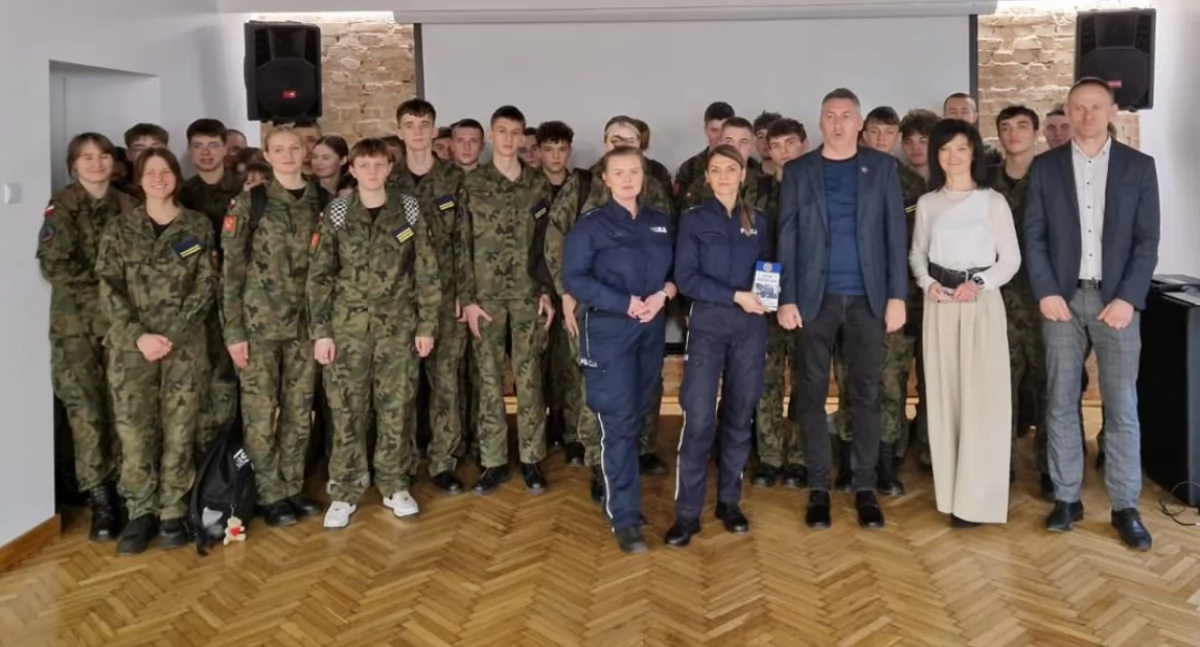 Na zdjęciu uczestnicy warsztatów patriotyczno-historycznych OKM 1940 w II LOw Wieluniu/fot.: KPP w Wieluniu