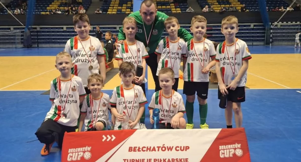 Na zdjęciu młodzi piłkarze Warty Osjaków wraz z trenerem Bartoszem Kowalczykiem/fot.GLKS Warta Osjaków 